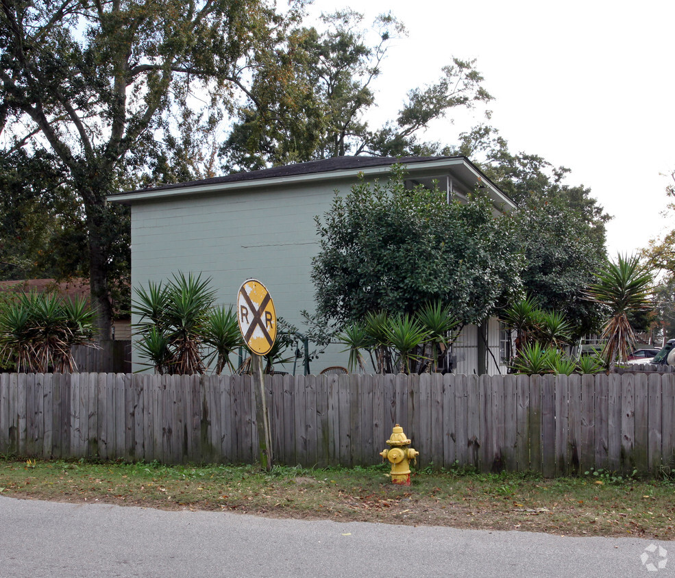 Building Photo - 2306 Catalpa Ave