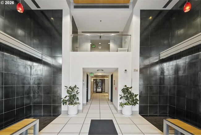 Foto del edificio - Exquisite Condominium at the Renowned Waterfront Pearl with Views of the River, Work Out Facility...