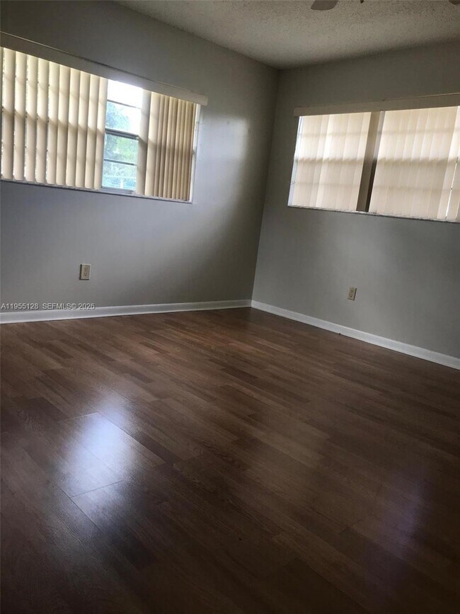 Foto del edificio - 4104 NW 88th Ave