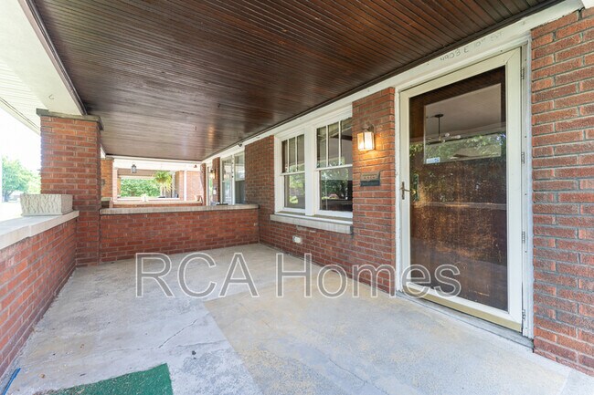 Foto del edificio - 4908 E 10th St