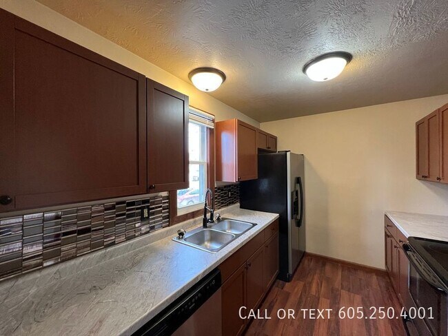 Foto del edificio - 4 Bedroom 2 Bathroom w/ Single Stall Garag...