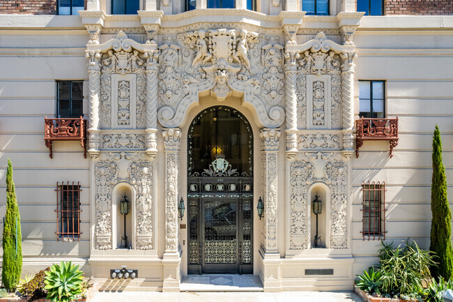 Entrada - The Bellevue Staten