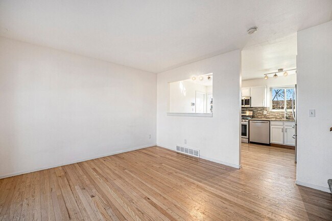 Building Photo - 3 Bed, 1.5 Bath Home Available Now in Broomfield!