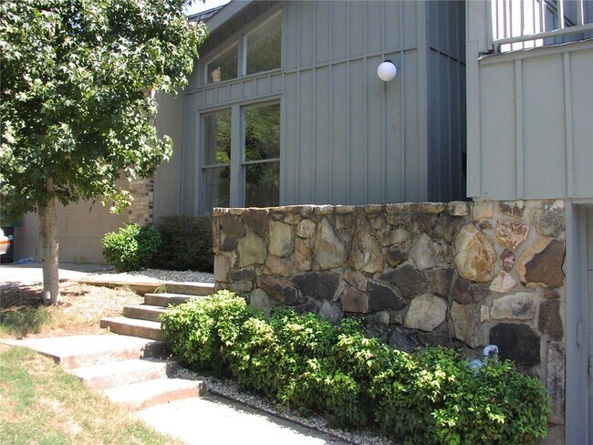 Building Photo - 225 Leeward Ln