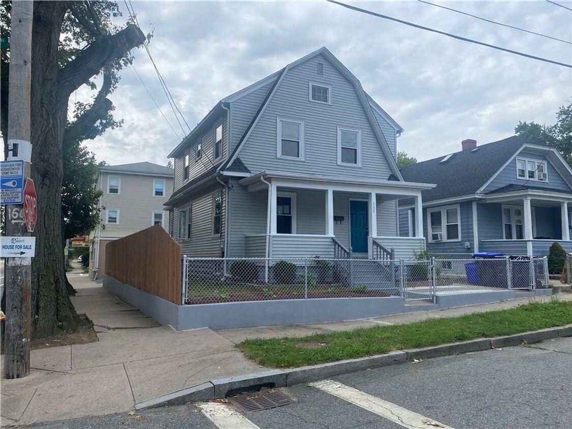 Renovated 3BR Single Family Home Near Downtown Providence & JWU Harborside - Renovated 3BR Single Family Home Near Downtown Providence & JWU Harborside
