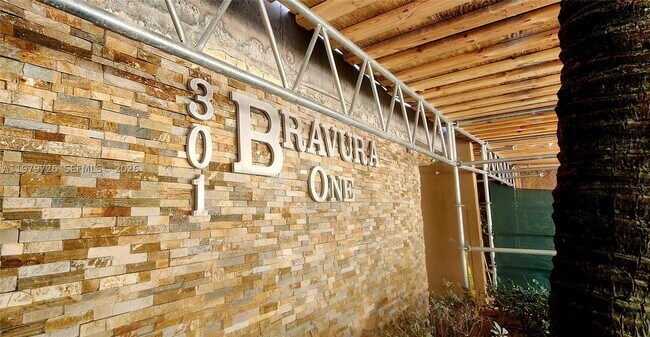 Building Photo - 3301 N Country Club Dr
