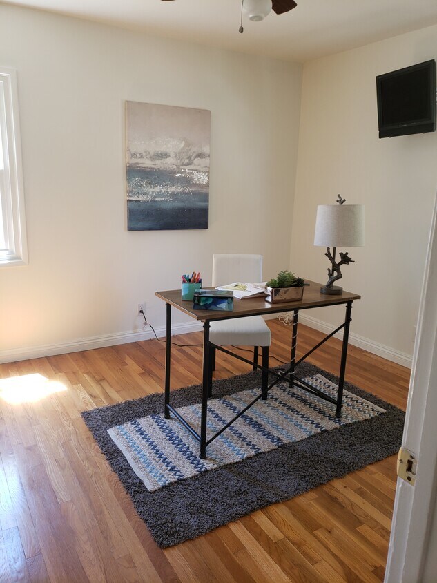 Room 2 - 17832 Rhoda St