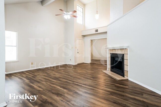 Foto del edificio - 922 Ramblewood Dr