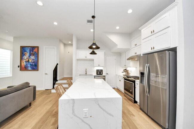 Building Photo - 849 Martin St