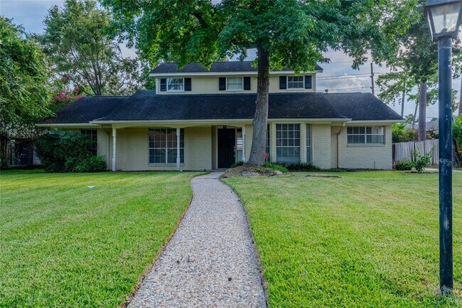 Building Photo - 16227 Southampton Dr