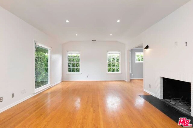 Foto del edificio - 8471 Waring Ave