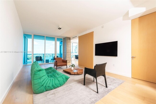 Foto del edificio - 100 South Pointe Dr