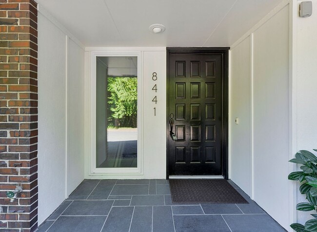 Building Photo - Available March 1st - Beautiful Mercer Isl...