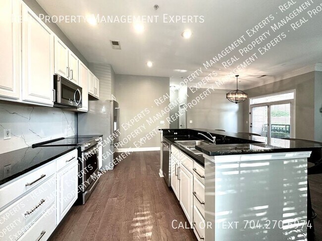 Building Photo - Charming 1BR/1BA Condo in the heart of Cha...