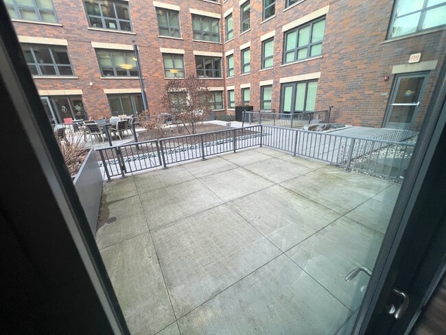 Building Photo - 1130 W Monroe St