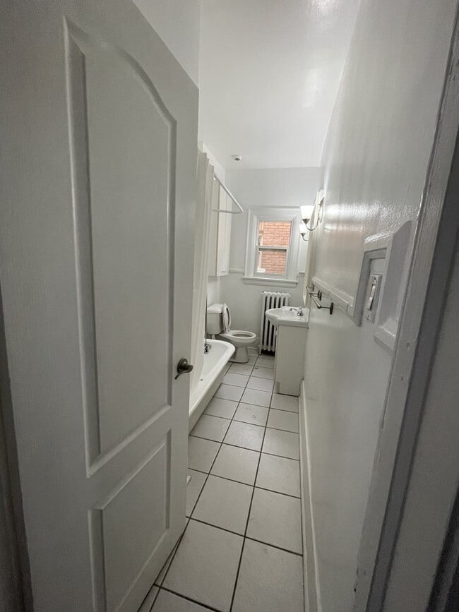 Building Photo - 3 Bdrm Apartment