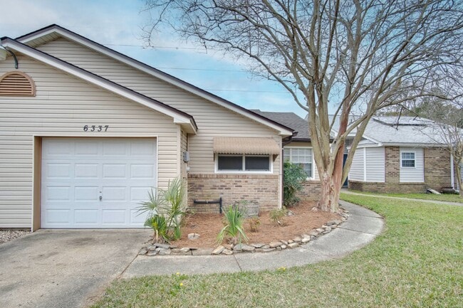 Building Photo - Beautiful 2-Bedroom, 2-Bath Duplex Near Ho...