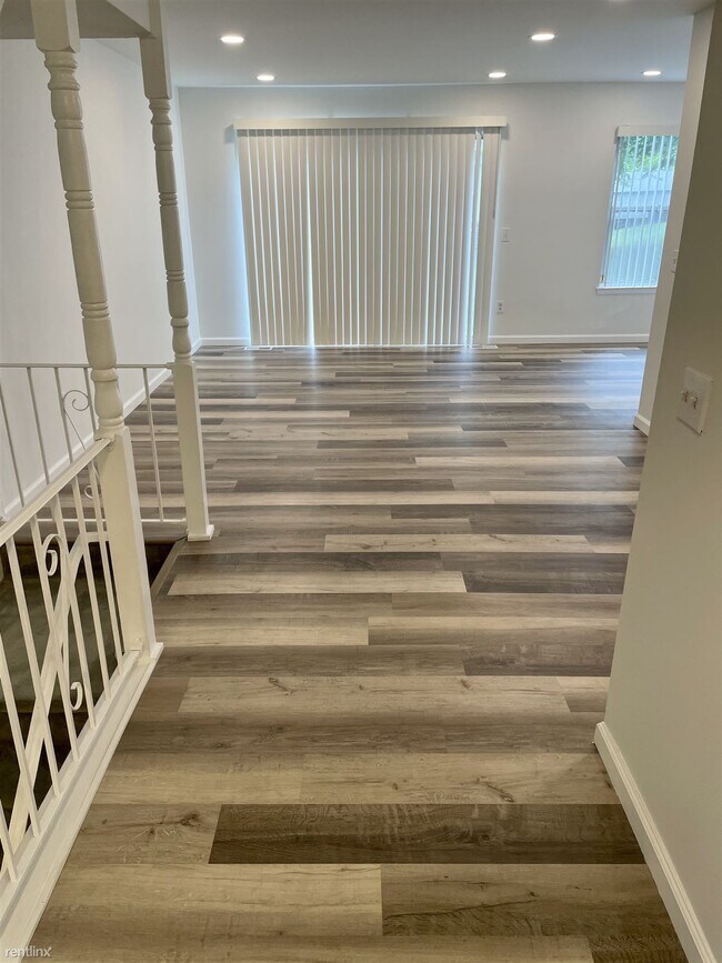 Building Photo - 3 br, 2.5 bath Townhome - Fully renovated ...