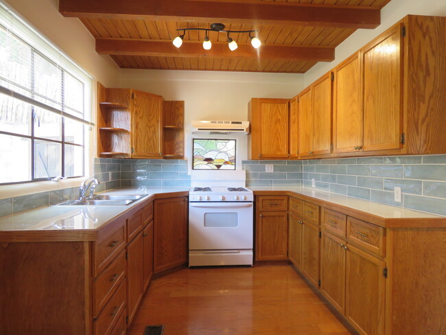 Kitche - 103 El Alamo St