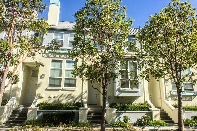 Building Photo - 204 Town Green Ln
