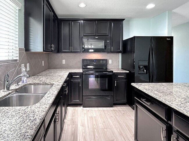 Building Photo - Far West Side 3BR Home with Study, Island Kitchen & Covered Patio