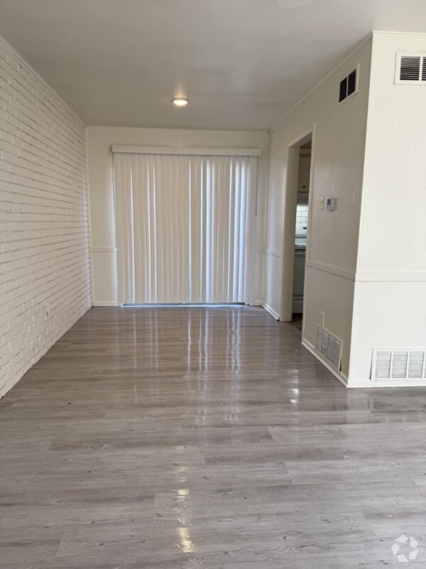 Building Photo - 1303 65th Dr