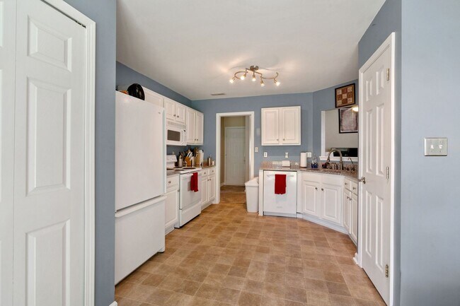 Building Photo - 3 Bedroom, 2 Bath in Grove Park with Commu...