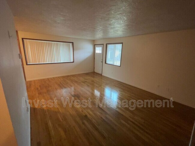 Foto del edificio - 614 NE Anderson Rd