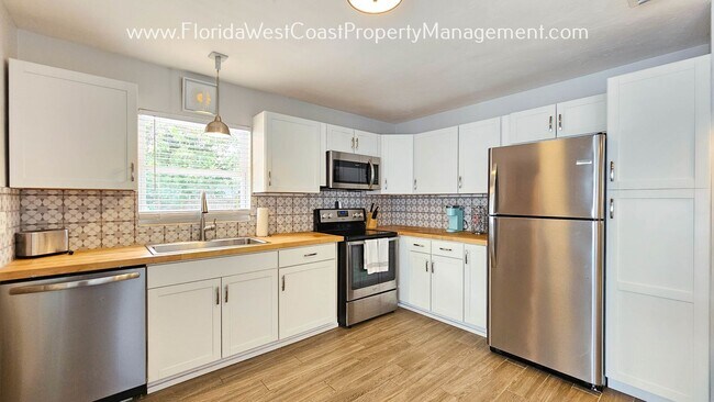 Foto del edificio - LOVELY FURNISHED 3 BED/1 BATH ALL TILE HOM...