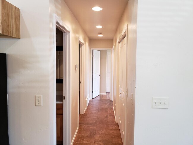 Building Photo - 385 Mountain View Dr