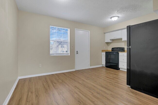 Building Photo - 2562 Sandbury Blvd