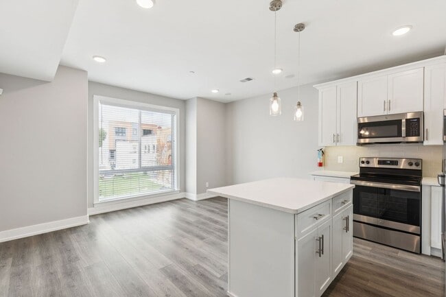 Building Photo - Chic 2-Bedroom Rental with Stunning Roofto...