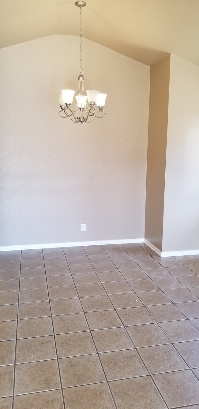 Building Photo - 2105 Agate Dr
