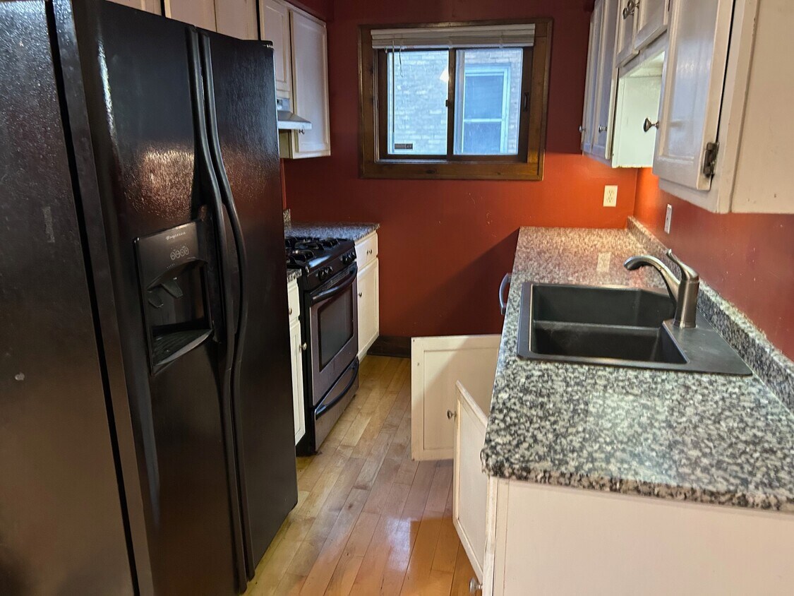 Kitchen with dishwasher - 2432 Stevens Ave