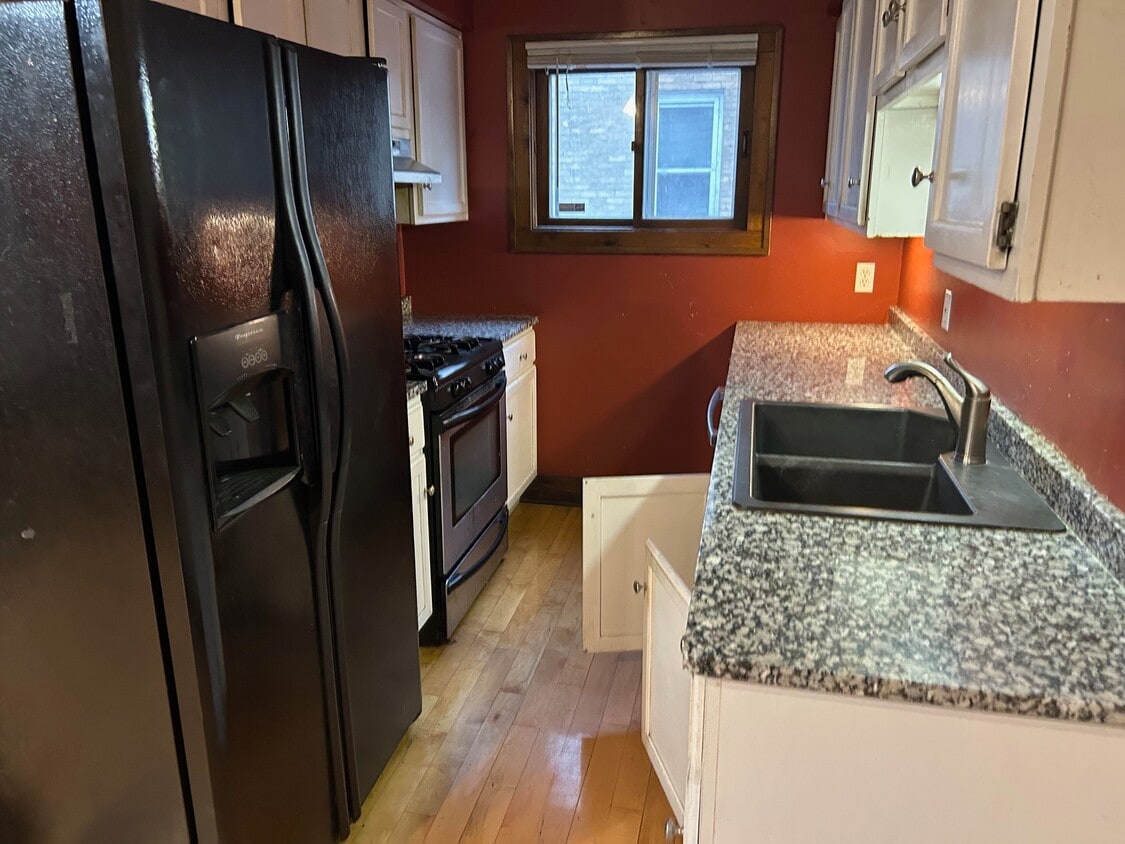 Kitchen with dishwasher - 2432 Stevens Ave