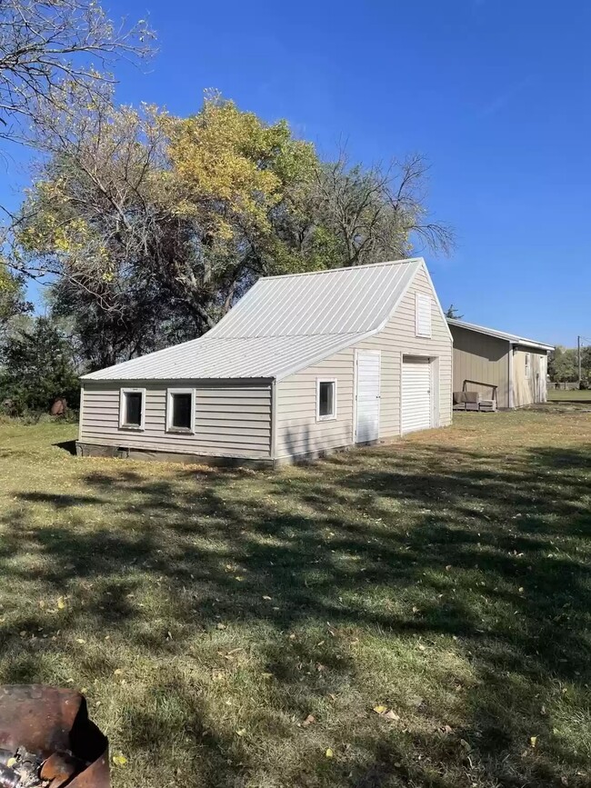 exterior barn and garage shop from west - 414 W Main St