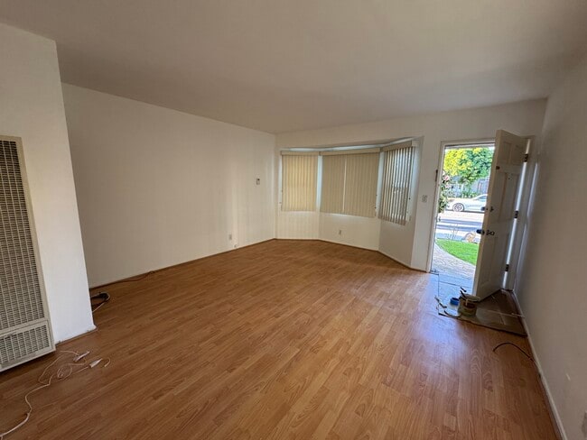 Building Photo - 11976 Walnut Ln