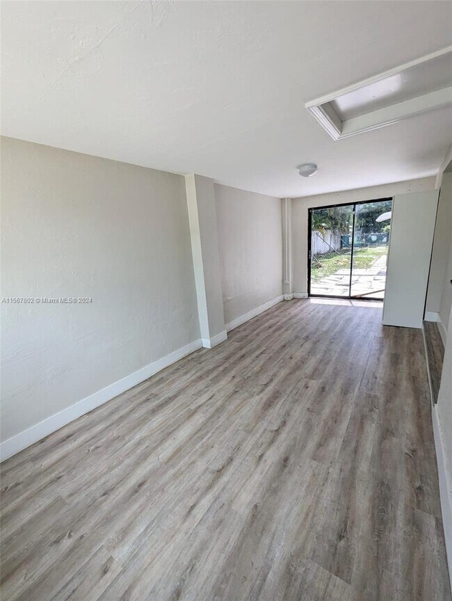Building Photo - 1300 NE 180th St