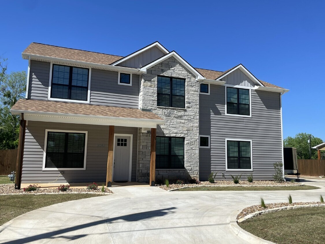 250 S Dale Unit B1, Stephenville, TX 76401 Room for Rent in