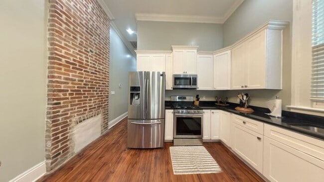 Building Photo - Discover this cozy and well-maintained 2-b...