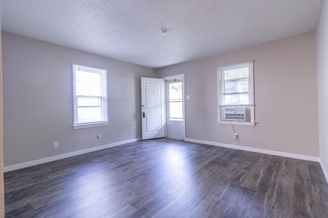 Building Photo - 2807 Flora Dr