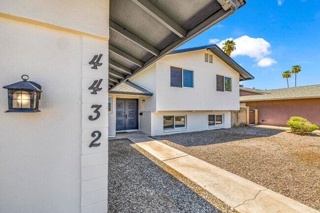 Foto del edificio - 6 bed/ 3.5 bath