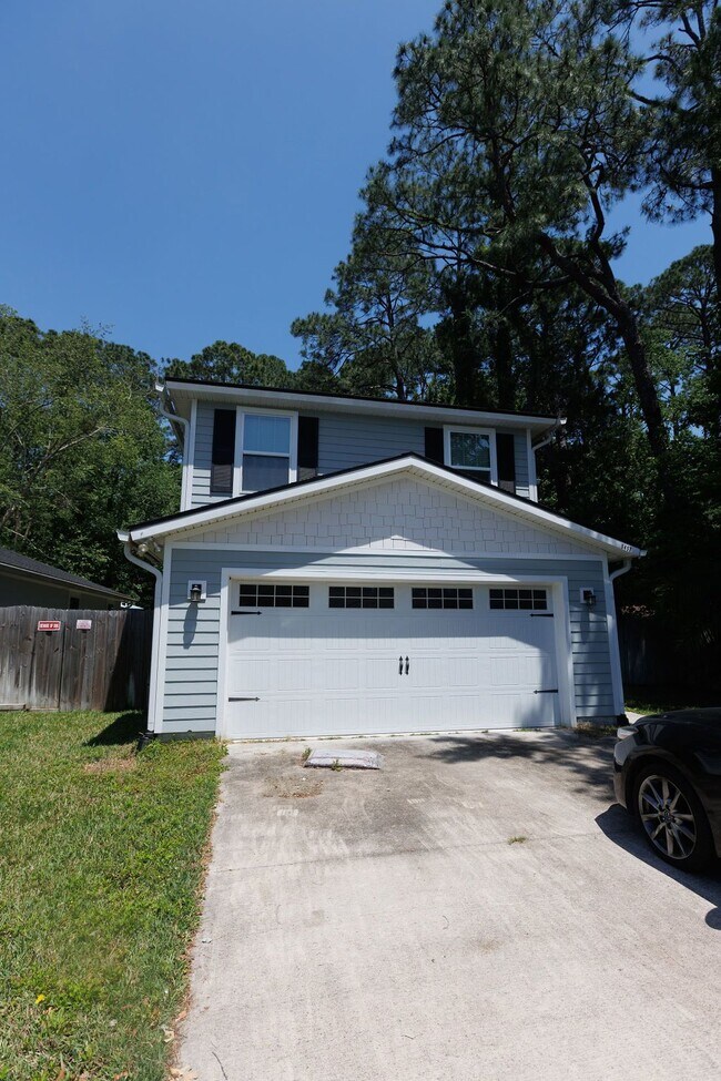 Building Photo - 3 Bedroom 2.5 bath home near Downtown with...