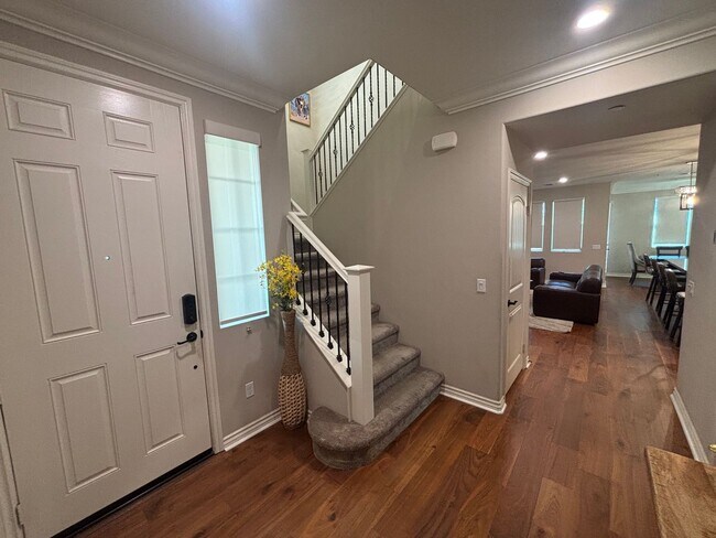 Foto del edificio - 4-Bedroom Home with Solar, Loft, and Gated Community Amenities in Valencia!