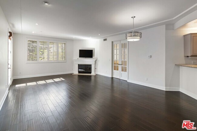 Foto del edificio - 1875 S Beverly Glen Blvd