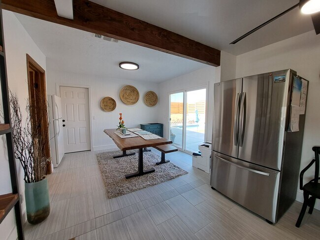 Building Photo - Desert Gem!