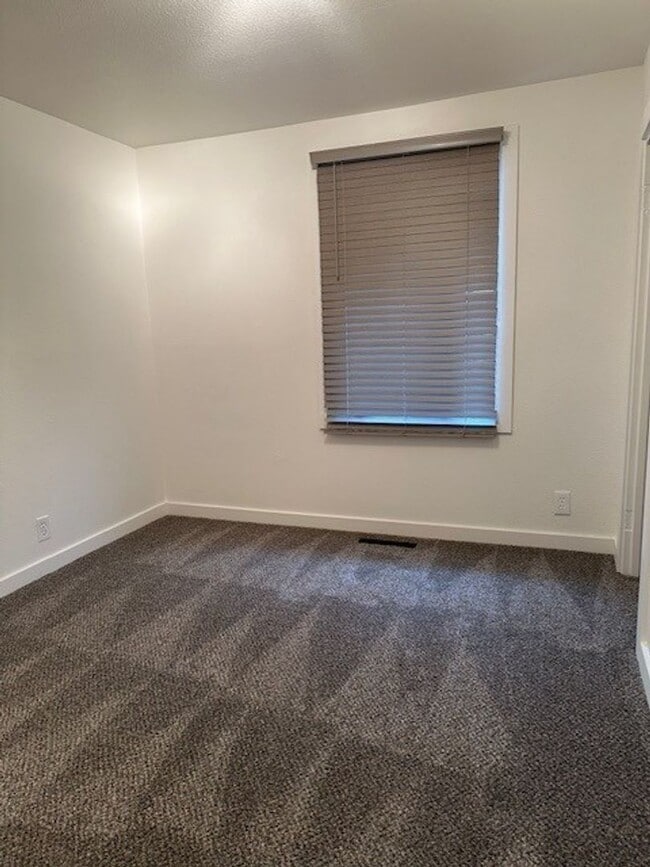 Building Photo - NEWLY REMODELED | East Anchorage | 3BR 1.5...