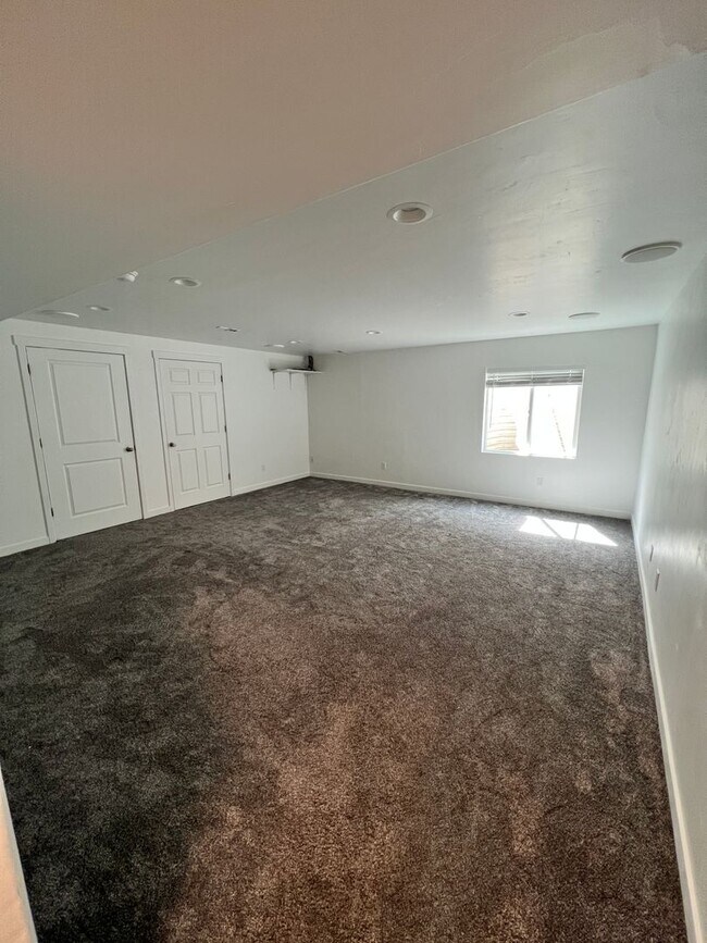 Building Photo - 4 Bedroom 3 Bath FOR RENT FINISHED BASEMENT