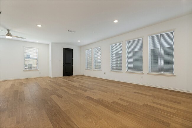 Building Photo - 4766 Lunker St