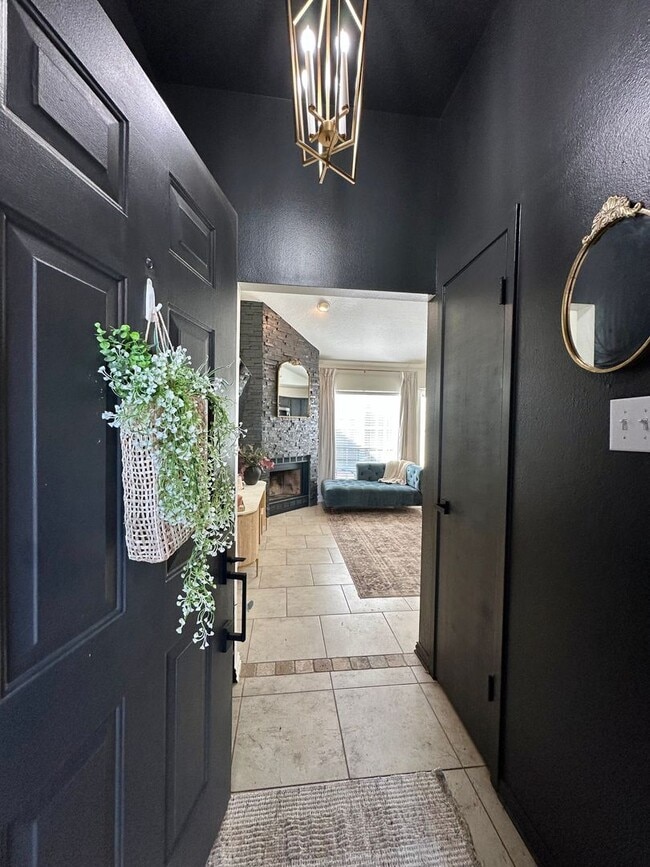 Foto del edificio - COMING SEPTEMBER 2025 - Updated 3 Bedroom ...